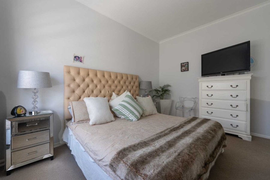 5 Bedroom Property for Sale in Green Point Western Cape